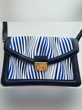 Vera Bradley Tess Blue White Wave Print Crossbody Bag Gold Hardware Like New
